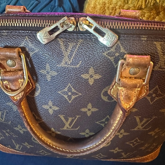 AUTHENTIC LOUIS VUITTON “Alma” purse - bottom damaged - Picture 7 of 16